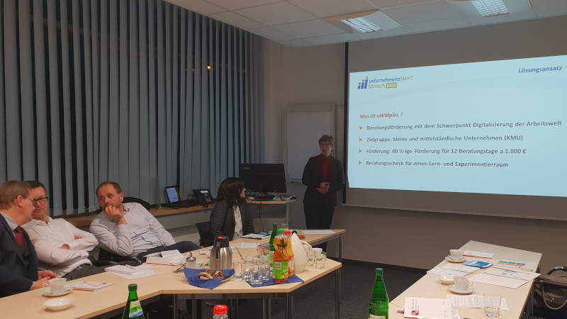 Anette Friedrich vom IWT spricht über Fördermöglichkeiten (© Mittelstand 4.0-Kompetenzzentrum Ilmenau)