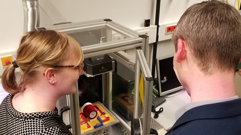 20190326 Anne Marie Schwager beim Positionieren einer Tasse in einem CO2 Laser Beschriftungssystem