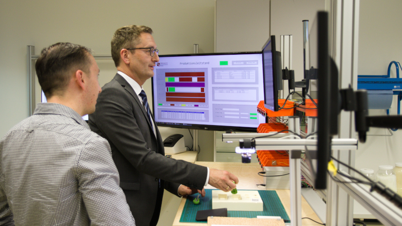 20190613 Stefan Schnorr am Demonstrator zur Vernetzung von Produktionsprozessen