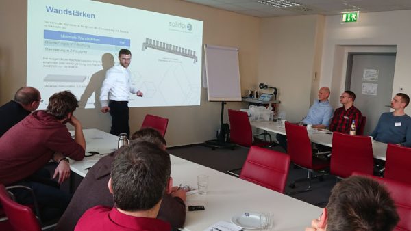 Sebastian Frank erklärt die Anforderungen an die Bauteilkonstruktion (© Mittelstand 4.0-Kompetenzzentrum Ilmenau)