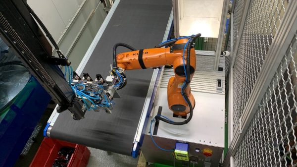 Robotersystem während der Inline-Prüfung