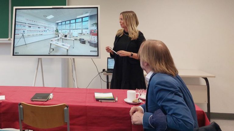 Isabell Weiß stellt den Showroom der Modellfabrik vor