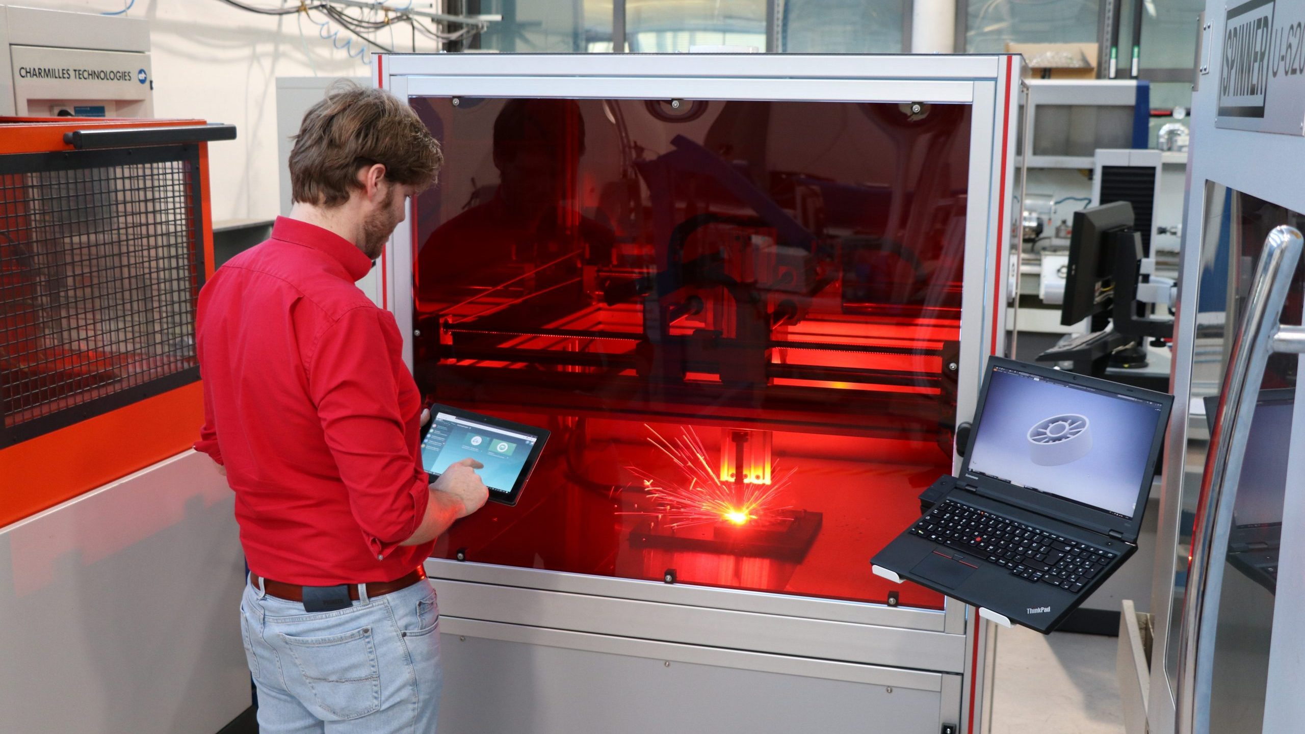 Mathias Eiber vor dem Welding Cube