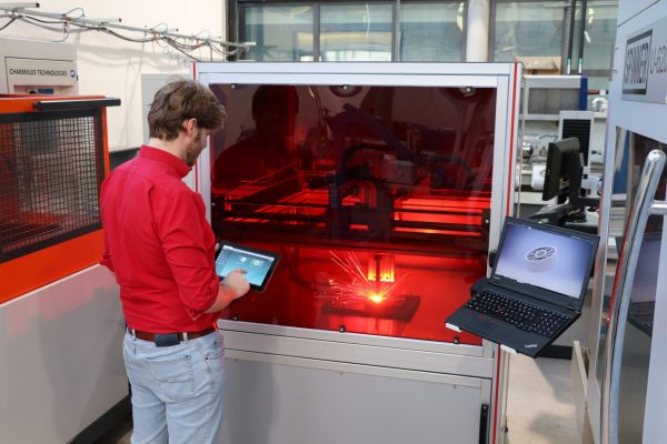 Mathias Eiber vor dem Welding Cube