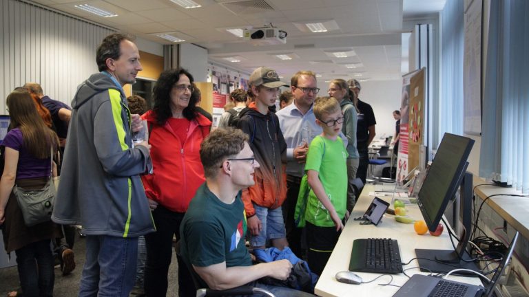 Besucher beim Experimentieren mit einer generativen Chat-KI