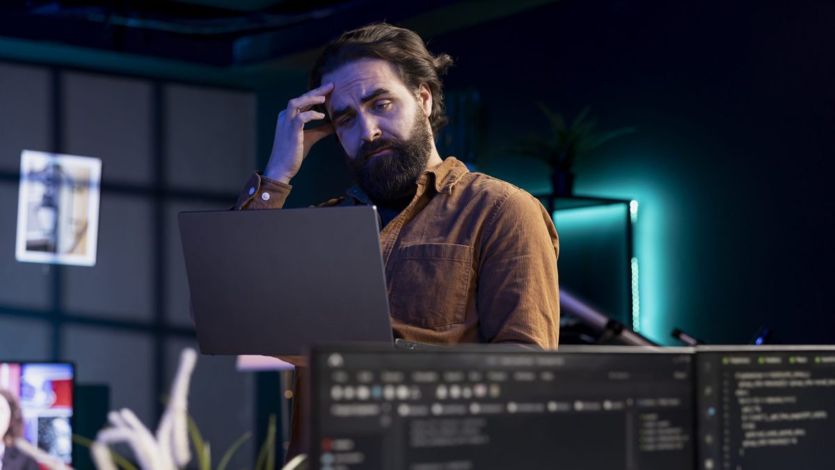 Laptop-Nutzer Mensch mit Laptop schaut nachdenklich und hat die Hand am Kopf