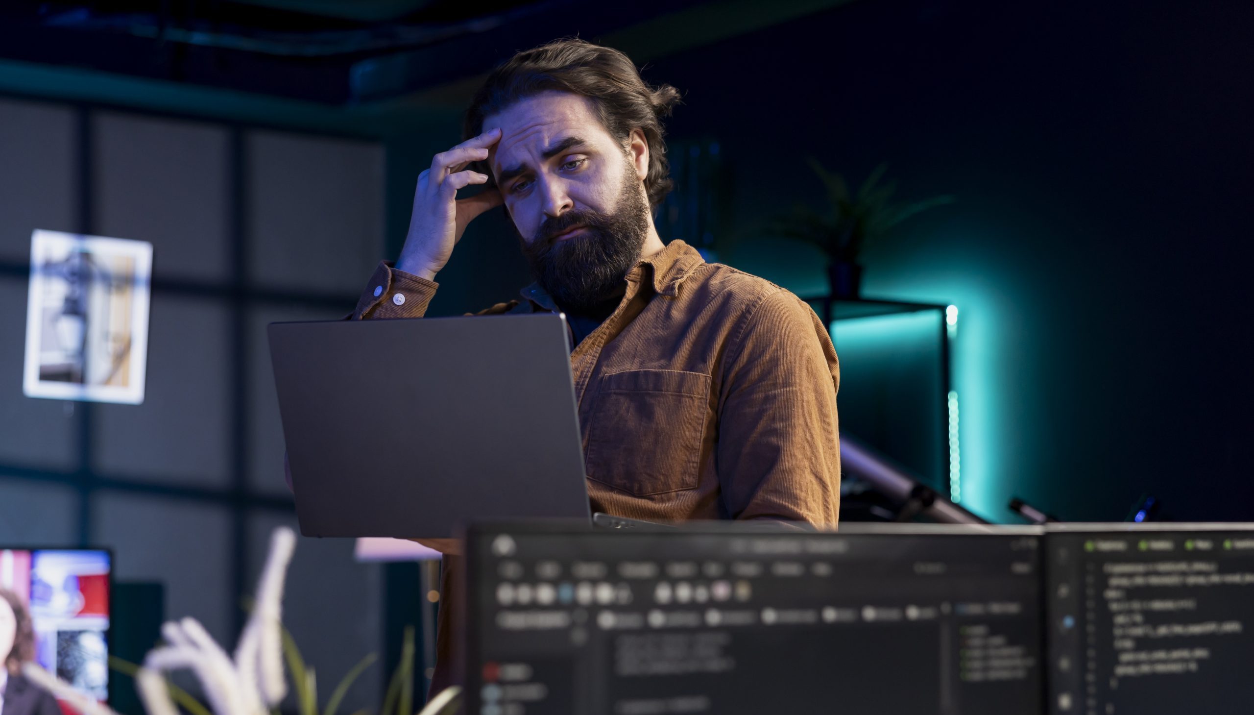 Laptop-Nutzer Mensch mit Laptop schaut nachdenklich und hat die Hand am Kopf