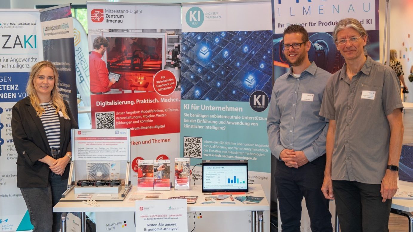 Ausstellungsstand Isabell Weiß, Dr. Sebastian Gerth und Wolfram Kattanek (von links) am Ausstellungsstand vom Mittel-stand-Digital-Zentrum Ilmenau, KI-Hub Sachsen-Thüringen und ProKI Ilmenau