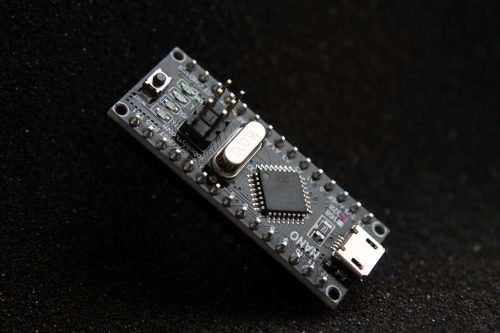 Mikrocontroller auf schwarzem Hintergrund