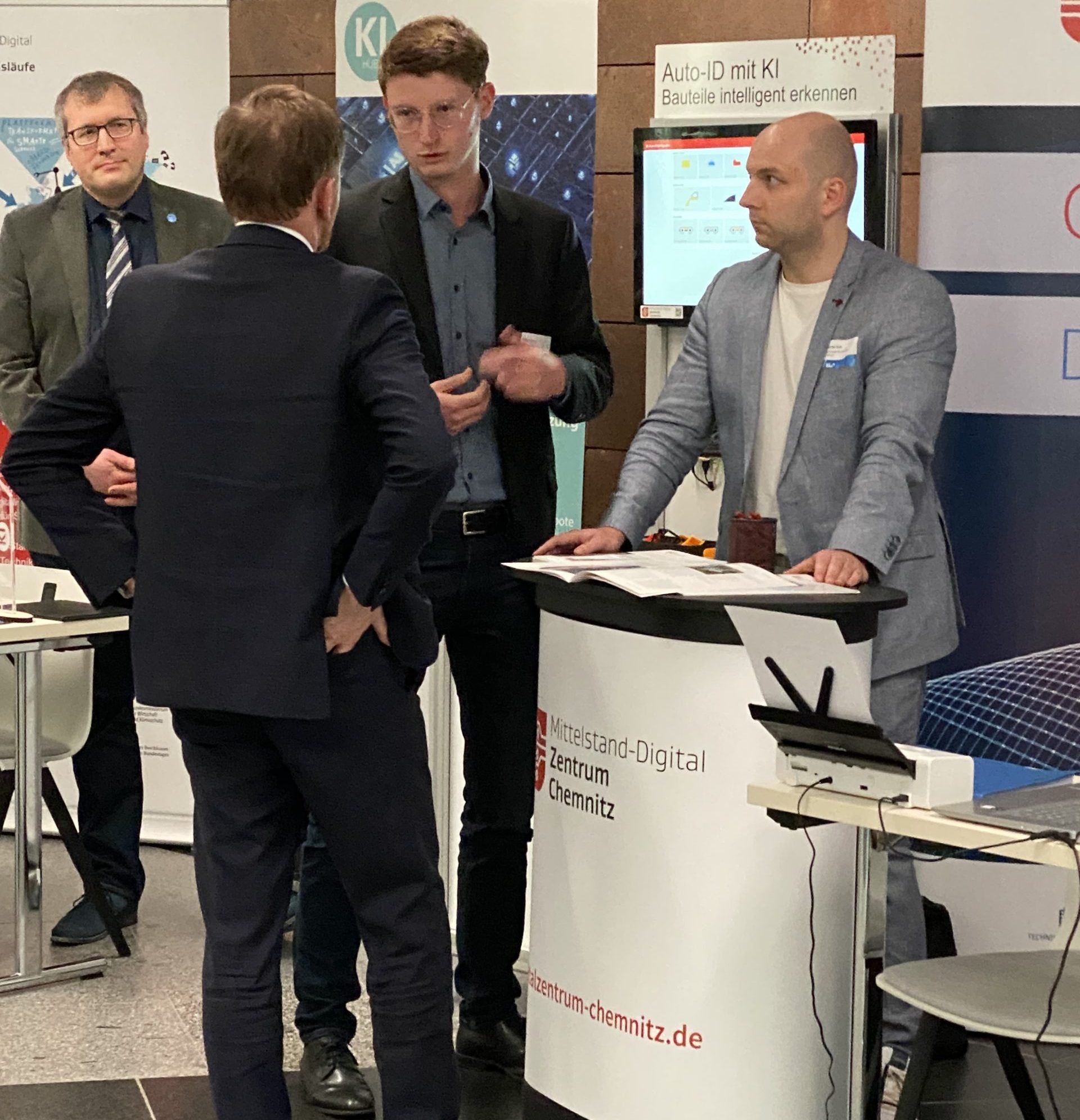 Ministerpräsident Kretschmer besucht unseren Stand beim KI-Kongress