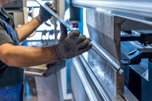 Arbeiter an einer Biegemaschine