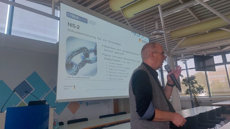 Referent Volker Fett beim Halten seines Vortrags