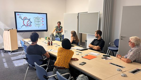 Kerstin Michalke erklärt die Ergonomieanalyse Teilnehmer einer Veranstaltung zur Ergonomieanalyse