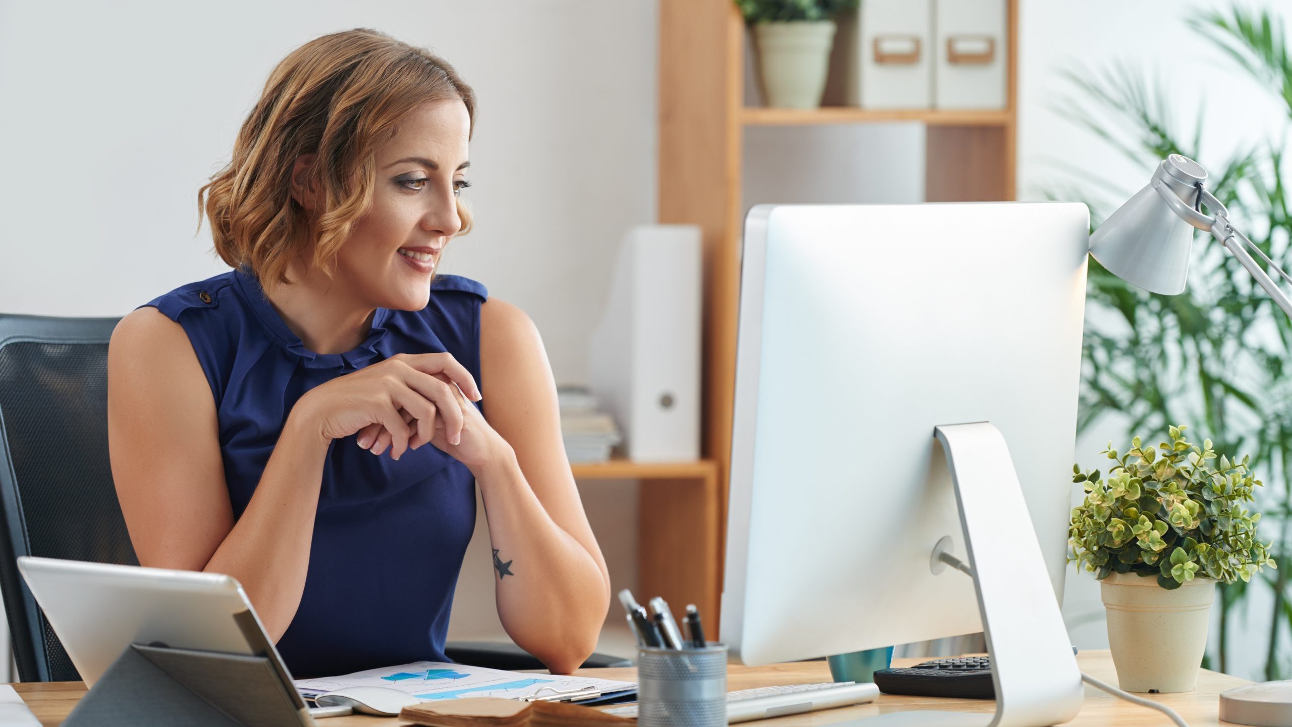 Geschäftsfrau ruft ihre E-Mails ab