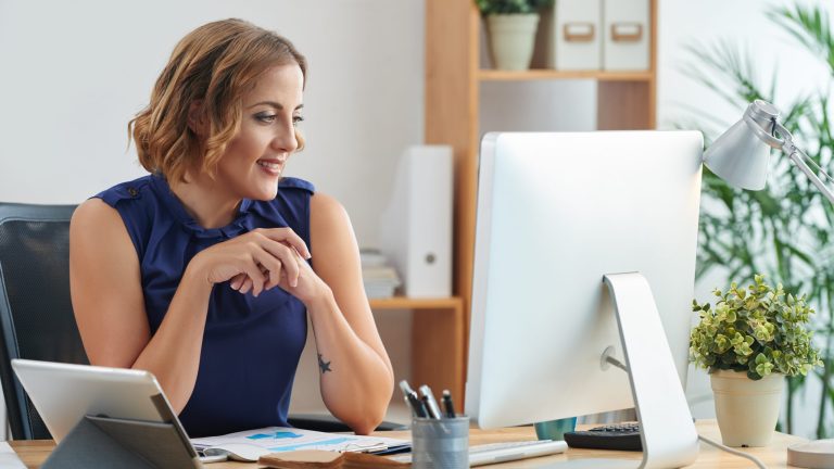 Geschäftsfrau ruft ihre E-Mails ab Geschäftsfrau ruft ihre E-Mails ab