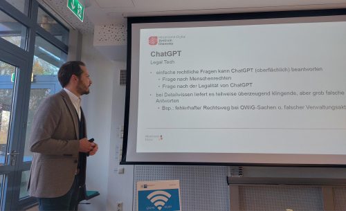 Referent Michael Rätze vor der Leinwand