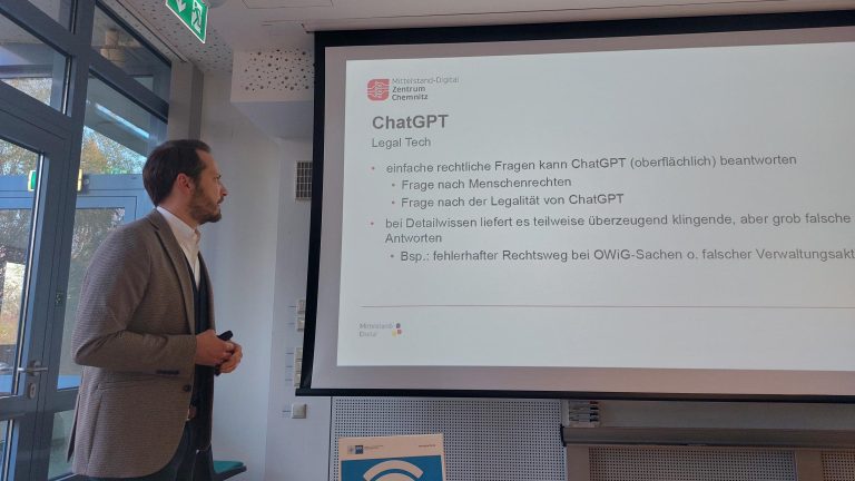 Referent Michael Rätze (Mittelstand-Digital Zentrum Chemnitz) Referent Michael Rätze vor der Leinwand