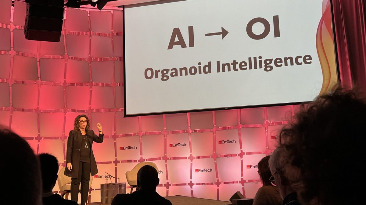 Vortrag von Amy Webb (Future Today Institute) zur EmTech Frau vor Leinwand