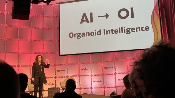 Vortrag von Amy Webb (Future Today Institute) zur EmTech Frau vor Leinwand