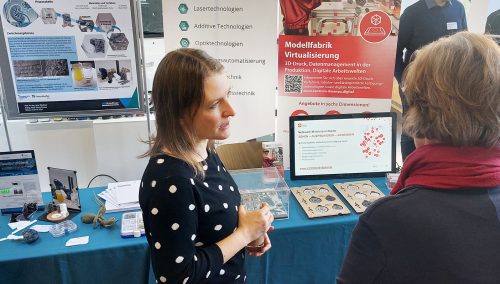 Dr. Kerstin Michalke am Stand der Modellfabrik Virtualisierung