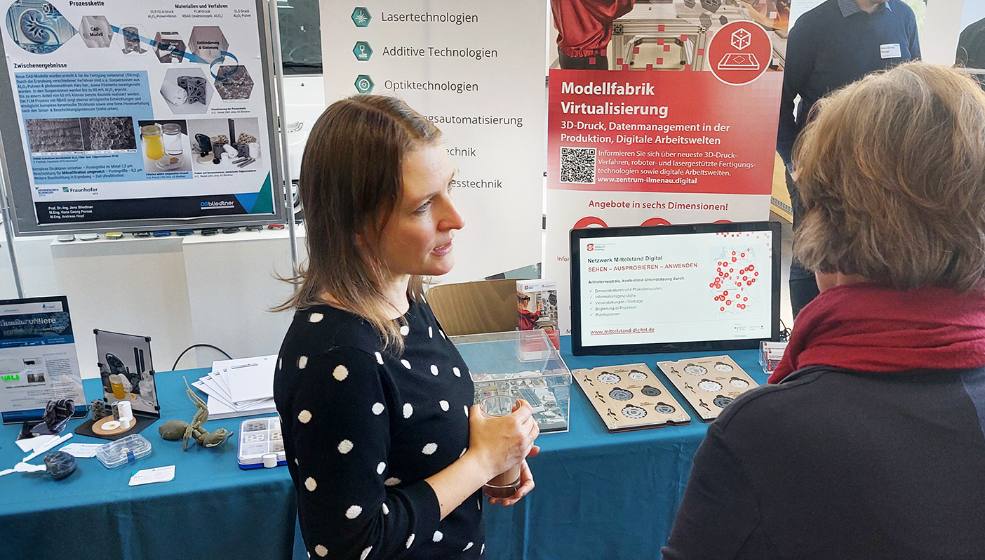 Dr. Kerstin Michalke am Stand der Modellfabrik Virtualisierung