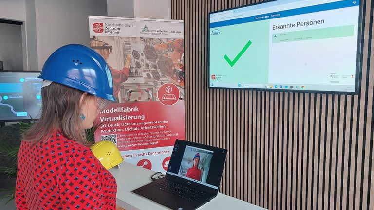 Dr. Kerstin Michalke führt den KI-Demonstrator vor Dr. Kerstin Michalke führt den KI-Demonstrator vor