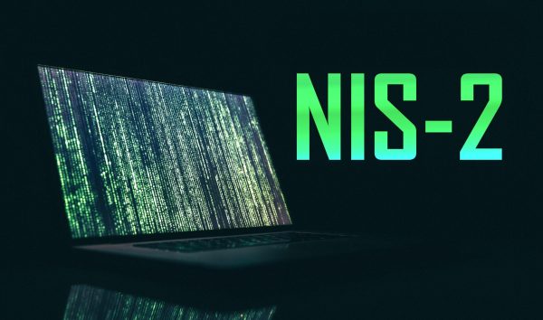 NIS-2 Prüfung Laptop mit durchlaufenden Matrizen