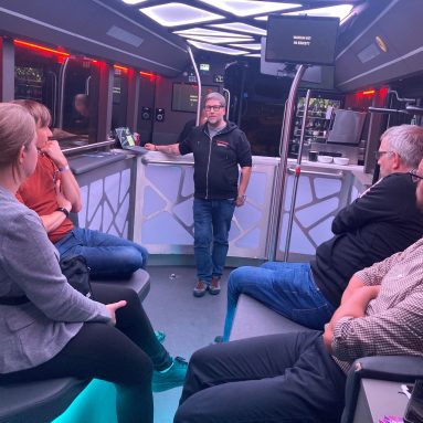 Eine Person steht in einem Bus vor einem Tresen