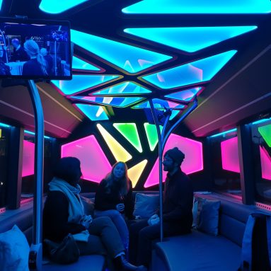 Drei Personen in der Lounge vom KI-Bus