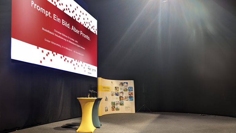 Bühne mit Stehtischen und der Vorbereiteten Präsentation