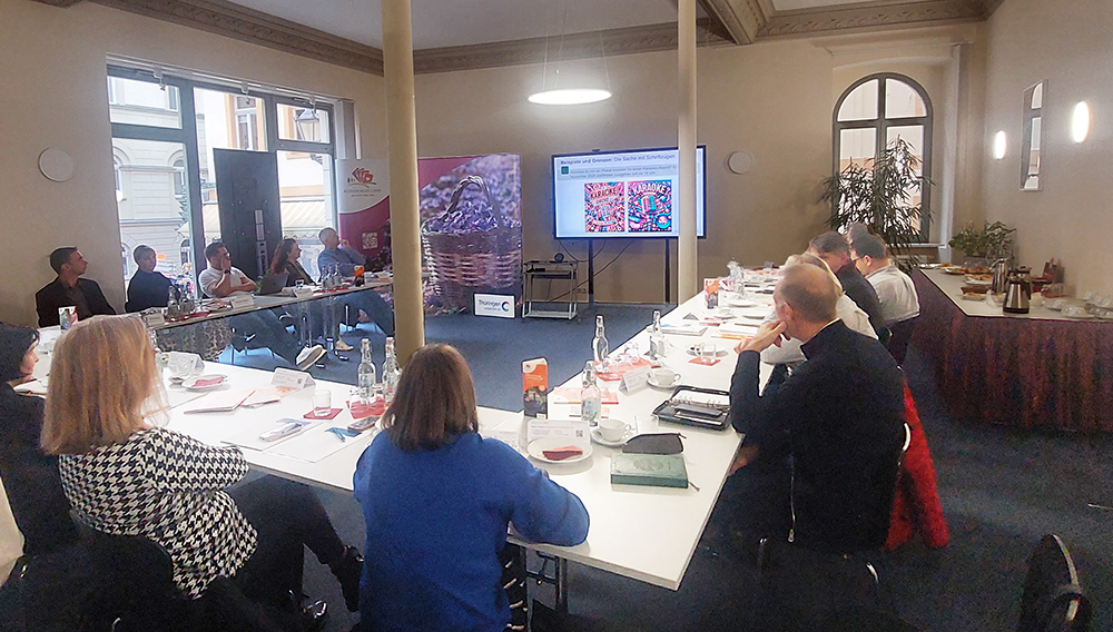 Einblick Veranstaltung Altenburg Einblick in den Veranstaltungsraum mit U-förmigen Tischen und interessierten Zuhörern