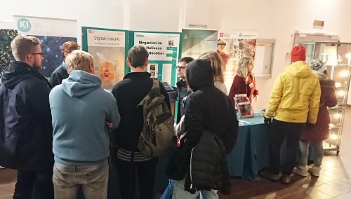 Interessierte am Stand