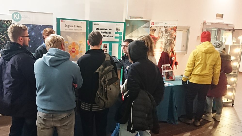 Interessierte am Stand