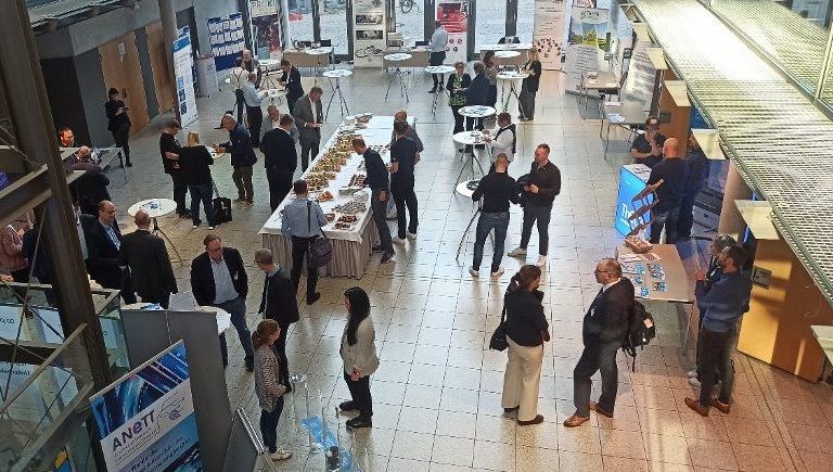 Einblick Maschienbautag Stände Einblick in das Foyer wo der Maschienbautag stattfand