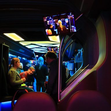 Personen stehen im Bus