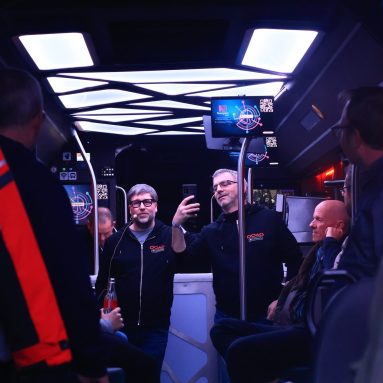 Zwei Personen halten einen Vortrag