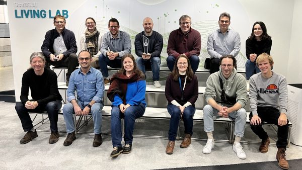 Gruppenfoto Gruppenfoto der Teilnehmer vor dem Living Lab