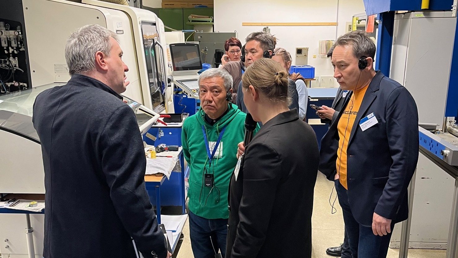 eine Gruppe der Delegation der Satbayev-Universität in einem Labor der GFE Schmalkalden