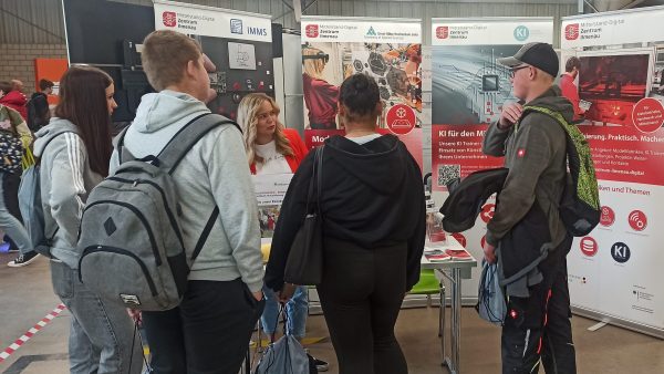 Innovationsparcours 2025 Schüler vor einem Messestand