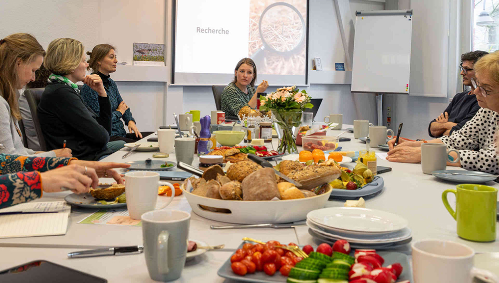 Dr. Kerstin Michalke (mittig) beim KI-Frühstück Personen sitzen an einem gedeckten Frühstückstisch
