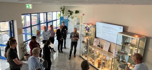 Seminarteilnehmer beim Rundgang durch die GFE