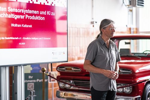 Wolfram Kattanek bei seinem Vortrag vor einigen Oldtimer Autos