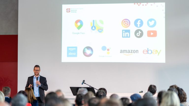 Dr. Sebastian Gerth spricht vor Publikum