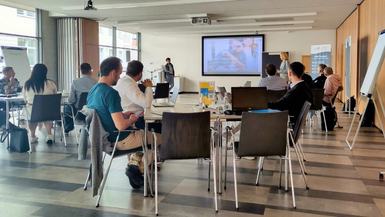 Personen bei einem Workshop