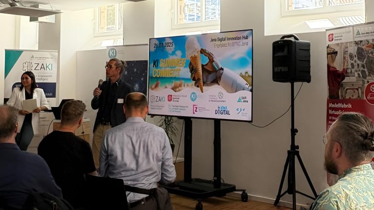 KI-Hub Summer Connect Menschen bei einem Vortrag