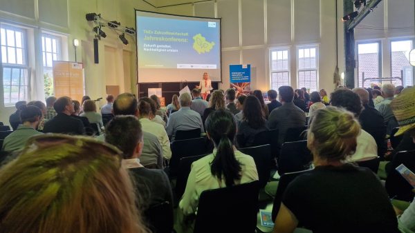 Zukunftskonferenz in Jena Viele Menschen sitzen in einem Raum und schauen auf einen Referenten