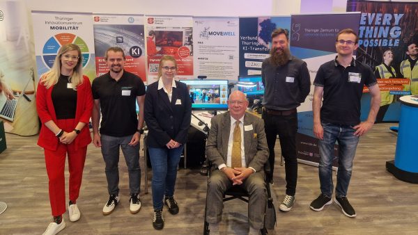 Messestand der Thüringer KI-Verbunds Personen vor Roll-Ups