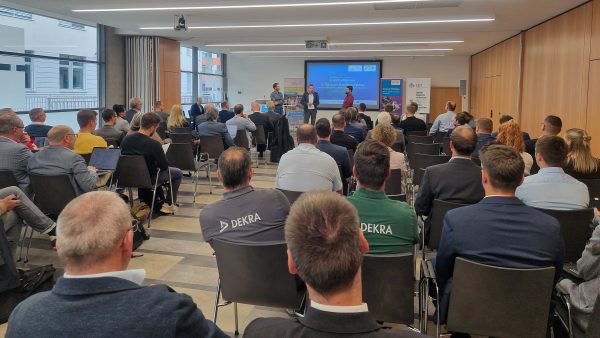 Besucher des Maschinenbautages 2025 Viele Personen sitzen in einem Saal und schauen auf einen Redner