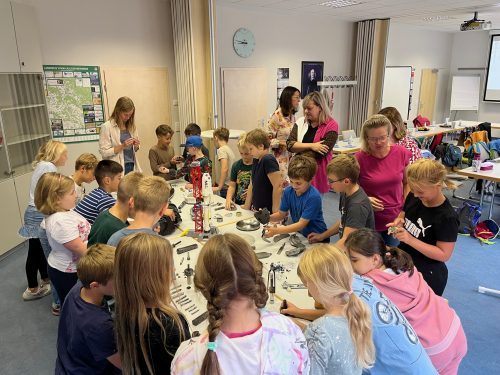 Eine Gruppe von Kindern versammelt um einen großen Tisch auf dem