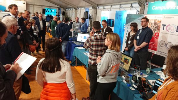 Blick auf die Messe Menschen und Messestände